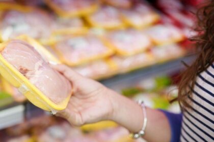Zašto piletina iz supermarketa ima tamne fleke po koži FOTO