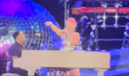 Žena iz publike dobila kontrakcije! Pink prekinula koncert: “Neko će dobiti bebu” VIDEO