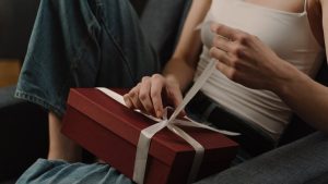 (Ne)prijatno iznenađenje: Kako da reagujemo kada dobijemo poklon koji nam se ne sviđa