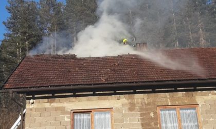 Gusti dim kuljao iz krova: Izbio požar na kući u Banjaluci FOTO