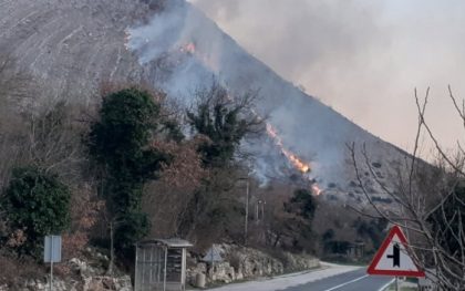 Vatra se brzo širi: Požar u blizini kuća u selu Mrkonjići