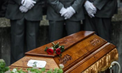 Kovčeg prazan, ožalošćeni plaćeni glumci: Sveštenik na sahrani bio žrtva prevare