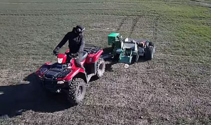 Dosadilo mu kamenje na polju, pa izumio sakupljač VIDEO