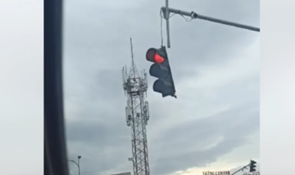 Ljudi, čuvajte se! Otkačio se semafor u Banjaluci – “opasno leluja” na vjetru VIDEO