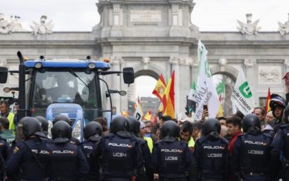 Pendrekom na poljoprivrednike: Sukob policije i demonstranata u Madridu VIDEO