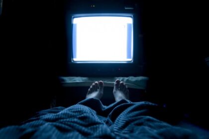 Da li zaspite sa uključenim televizorom svake noći: Evo šta stručnjaci kažu o ovoj navici