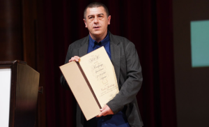 Uspjeh književnika iz Banjaluke: Stevi Grabovcu uručena NIN-ova nagrada za roman godine