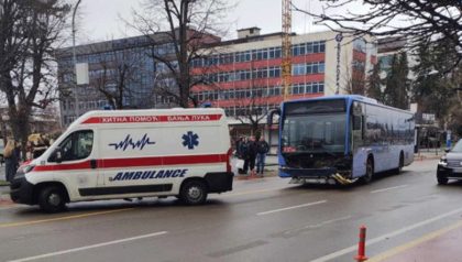 Jedna osoba povrijeđena: Sudar autobusa i sanitetskog vozila u Banjaluci