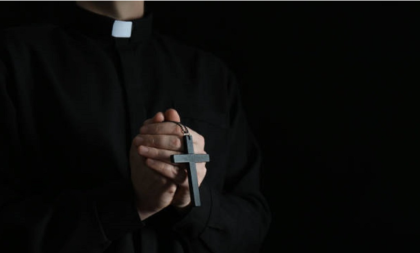 Šokantne ispovijesti sestara koje je zlostavljao sveštenik: Prisilio me na seks utroje