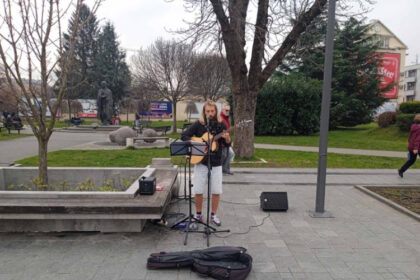 Od harmonike do gitare! Ulični svirači “ukrasili” centar Banjaluke VIDEO