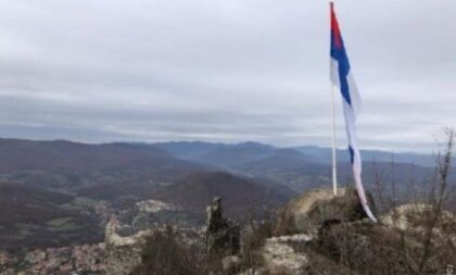 Ponovo se vijori na jarbolu: Na zvečansku tvrđavu vraćena srpska trobojka