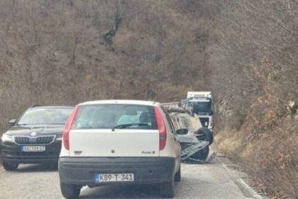 Vozači oprez: Obustavljen saobraćaj, prevrnuo se automobil