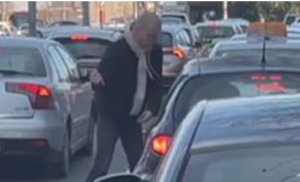 Strava na ulici: Muškarac prijeti nožem i udara šakama na prozor vozača na semaforu VIDEO