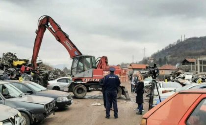 Odgovor bahatim vozačima: Policija započela uništavanje oduzetih automobila FOTO