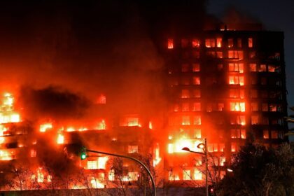 Stravični prizori, vatra progutala dvije zgrade: Strahuje se da ima više od 20 žrtava VIDEO