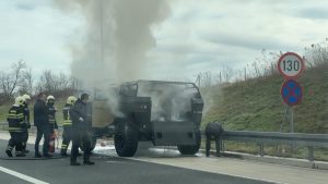 Gori “Vihor”: Na auto-putu se zapalilo vozilo MUP-a Srpske VIDEO