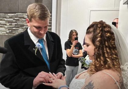 Vjenčali se u toaletu benzinske pumpe: Prvi ples između pisoara VIDEO