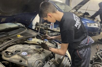 Uči i zarađuje: Vukašin (13) je najmlađi automehaničar u Srbiji