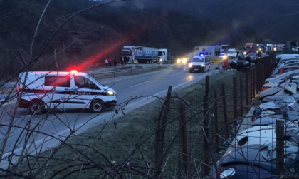 Teška saobraćajka u BiH: Pet osoba povrijeđeno prilikom sudara “pola” i “mercedesa”