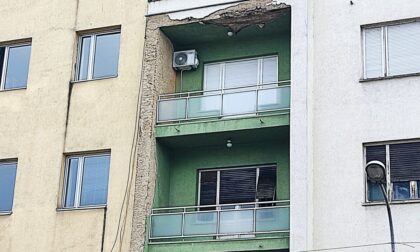Banjalučani, pazite glavu! Otpada dio fasade sa zgrade u centru grada FOTO/VIDEO