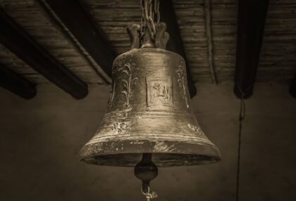 Provalu prijavio sveštenik: Iz kapele na groblju ukrali bronzano zvono