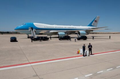 Novinari letjeli s Bajdenom u predsjedničkom avionu, pa krali sve sa oznakom ‘Air Force One'“