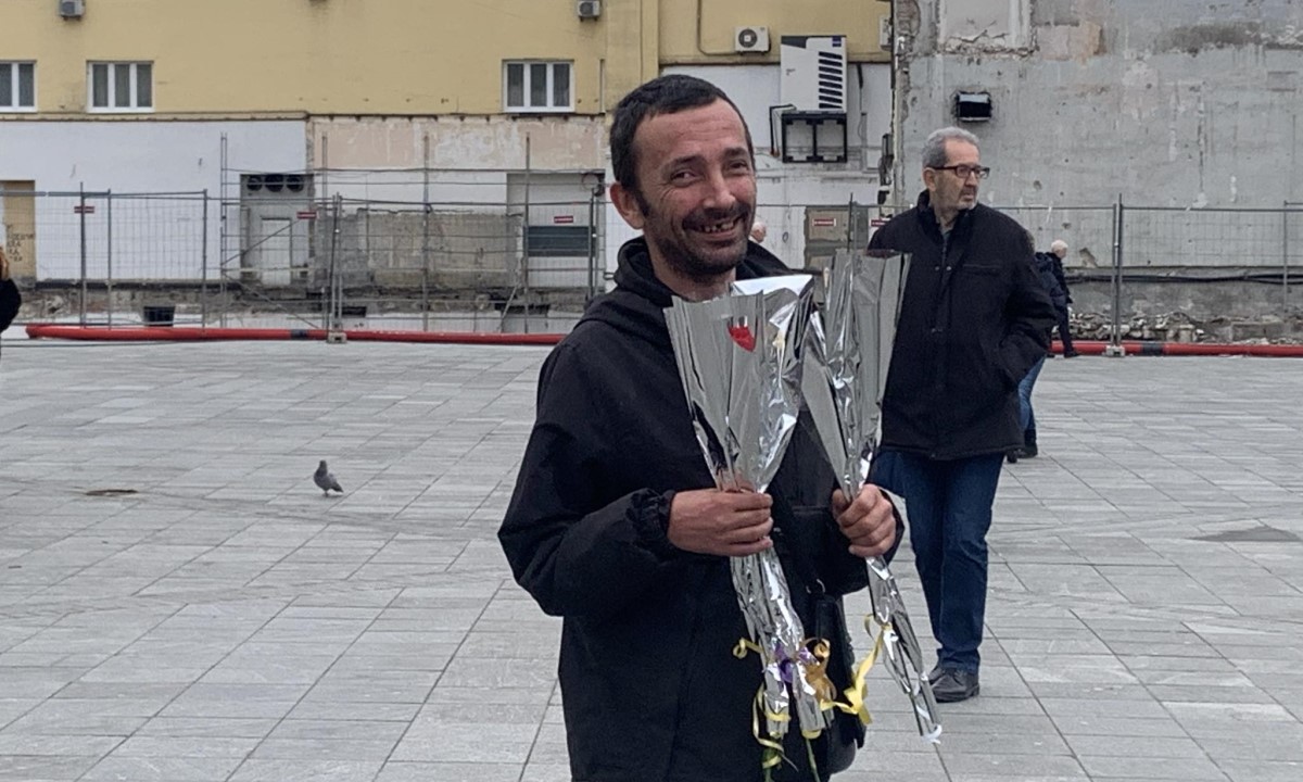 “Ako jednom daš, tri puta ćeš više dobiti”: Banjalučanin besplatno dijelio cvijeće ženama