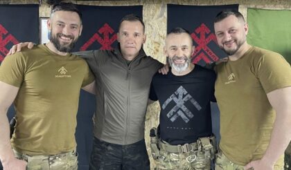 Bivši fudbaler na frontu: Ševčenko obišao vojnike Ukrajine FOTO