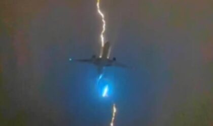 Rijedak i opasan incident: Munja udarila u avion pun putnika VIDEO