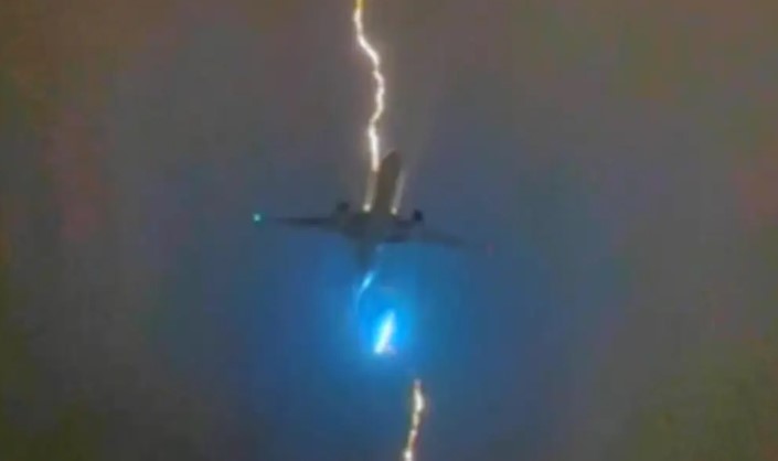 Rijedak i opasan incident: Munja udarila u avion pun putnika VIDEO