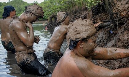 Tradicija nastavljena: Kupaju se u blatu da “otjeraju loše duhove”