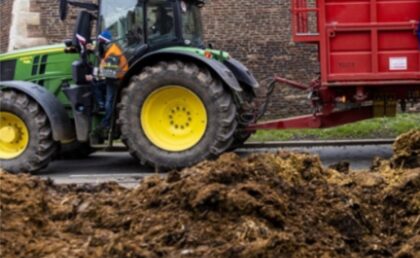 Traktorima blokirali ulice: Farmeri izbacili đubrivo ispred kancelarija Vlade