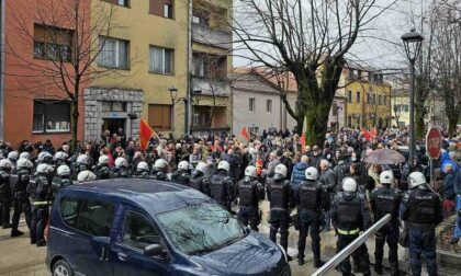 Kordon policije zaustavio grupu građana: Protest na Cetinju zbog Mandića VIDEO