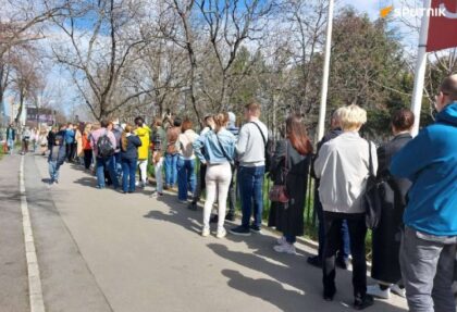 Dugi redovi: Veliki broj Rusa čeka da glasa u Beogradu FOTO
