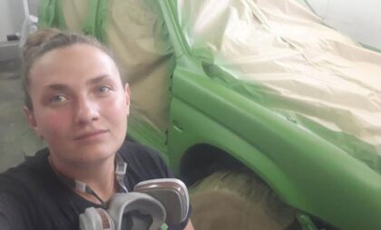 Da li je ona jedina žena auto-limar u Srpskoj: Jelena ne priznaje podjelu na muško-ženske poslove VIDEO