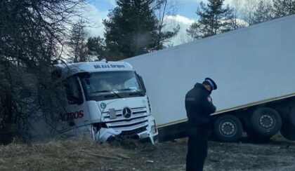 Teretnjakom sletio sa puta: Kamion završio u kanalu, policija na terenu FOTO