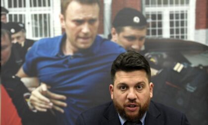 Poprskan suzavcem u oči: Pomoćnik Navaljnog napadnut čekićem FOTO