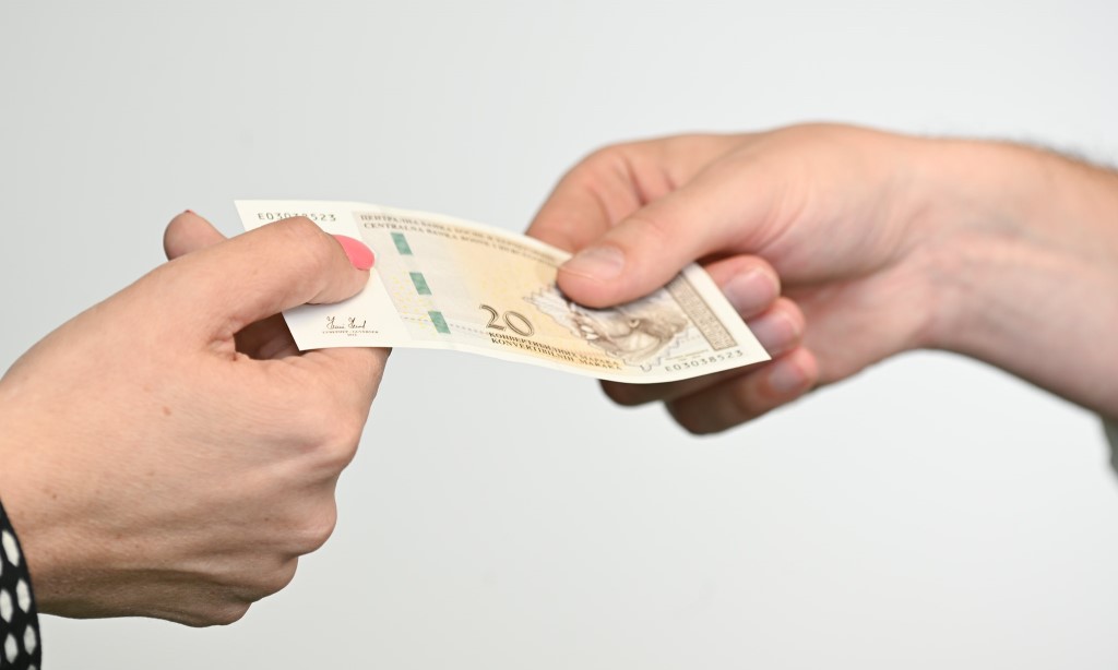 Incident na pumpi: Nepoznata osoba pokušala da plati lažnim novcem