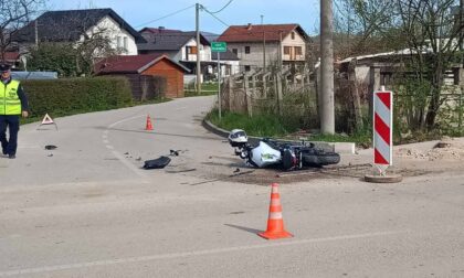 Dvije osobe povrijeđene: Sudar motocikla i “pežoa”