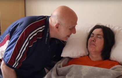 Bezuslovna ljubav: Brine o supruzi 13 godina, čeka da se probudi VIDEO