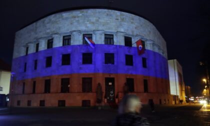 U čast Putinove pobjede: Palata Republike u bojama ruske zastave FOTO