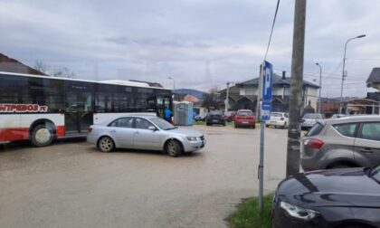 Gorući problem sa parkingom na Paprikovcu: Vozači parkiraju na autobuskom okretištu