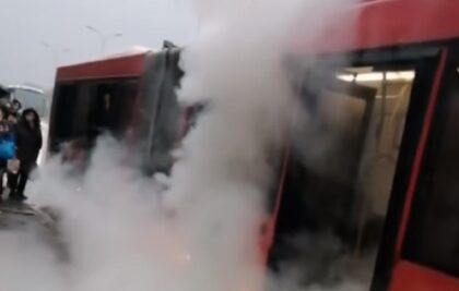 Gustim dim izbija iz vozila: Autobus se zapalio, putnici izašli VIDEO