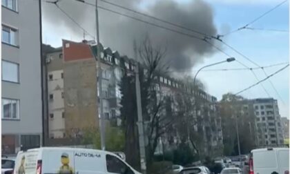 Požar u stambenoj zgradi: Gori posljednji sprat VIDEO