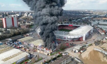 Vatrogasci u borbi sa vatrom: Veliki požar bukti pored stadiona VIDEO