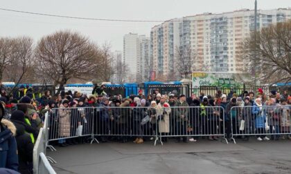 Tijelo Navaljnog predato porodici: Rijeka ljudi na sahrani Putinovog kritičara VIDEO