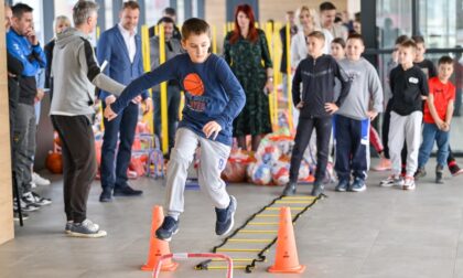 Promocija sporta u Banjaluci: Gradonačelnik podijelio sportsku opremu za osnovne škole