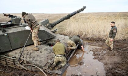 Problem sa mobilnošću: Britanski “Čelindžeri” zaglavljeni u ukrajinskom blatu FOTO