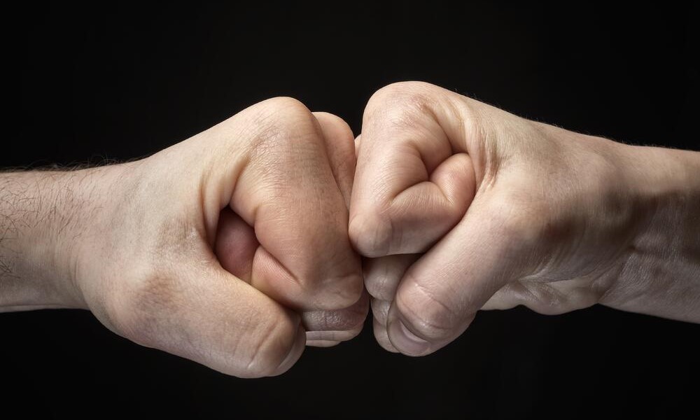 Ponovo sijevale pesnice: Tukli se navijači Hajduka i Osijeka, privedeno ih više od 20 VIDEO