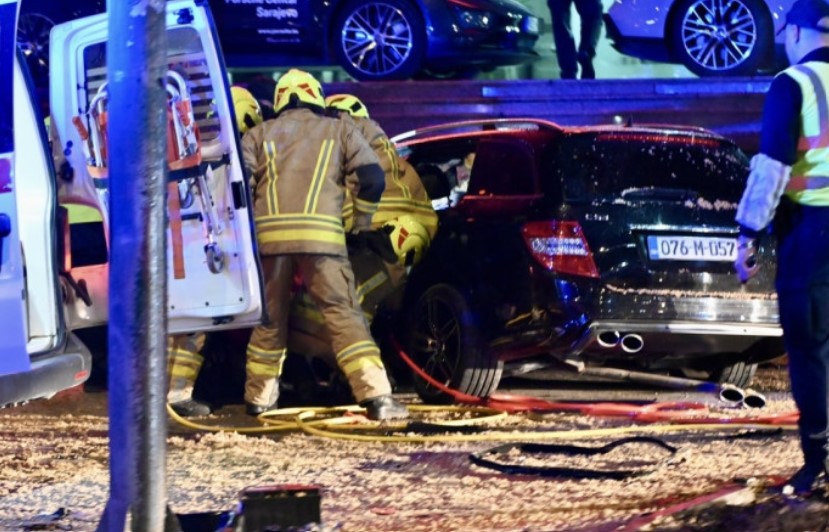 Vatrogasci izvlačili povrijeđene: “Mercedes” udario u betonske stepenice VIDEO